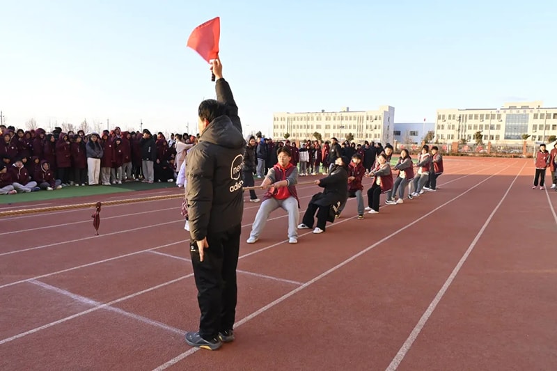 热情跃动迎元旦 青春活力乐华年——我校大课间举办校园拔河比赛